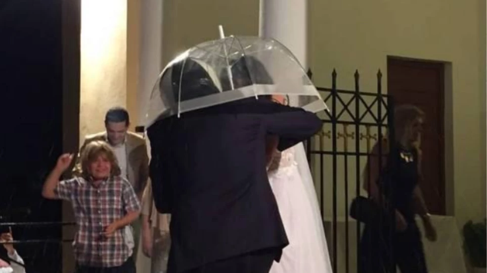 Καλαμάτα: Ζευγάρι πήγε στο γάμο με ομπρέλα για να «προφυλαχτεί» από το ρύζι – Με κράνος ο γαμπρός (βίντεο)